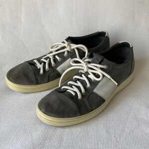 Ecco men’s Street Lite Retro Sneakers Gray White Nubuck Leather Grip Sole Size 9